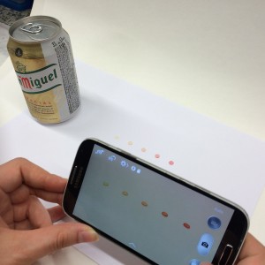 Els sensors canvien de color groc a rosa quan es posen en contacte amb una cervesa amb furfural. / UCM