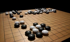En el joc de Go dos jugadors col·loquen peces en blanc i negre sobre una quadrícula amb l'objectiu d'ocupar més territori que el seu oponent. / Imatge: Wikipedia