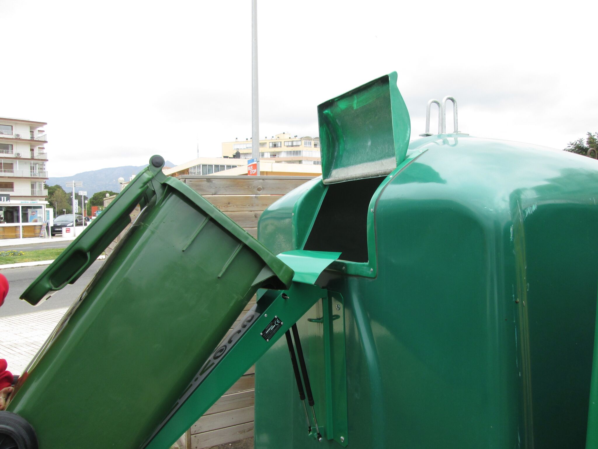El Consell liura contenidors per a la recollida selectiva de vidre a establiments de Santa Margarida