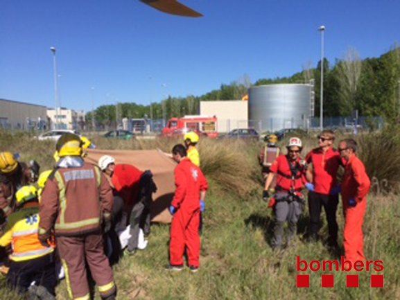 Els Bombers de la Generalitat treballen en una explosió a una empresa de Vilafranca del Penedès