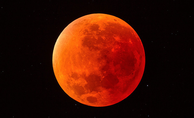 Demà podrem veure l’eclipsi de Lluna més llarg del segle