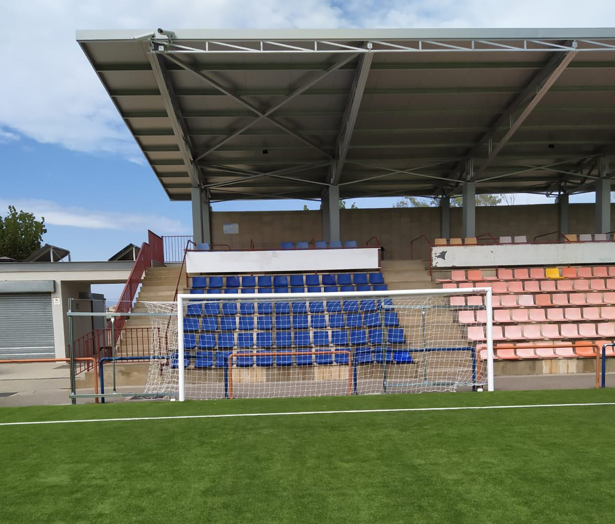 L’Estadi Municipal i el Camp de la Vinyassa renoven les porteries de futbol 7