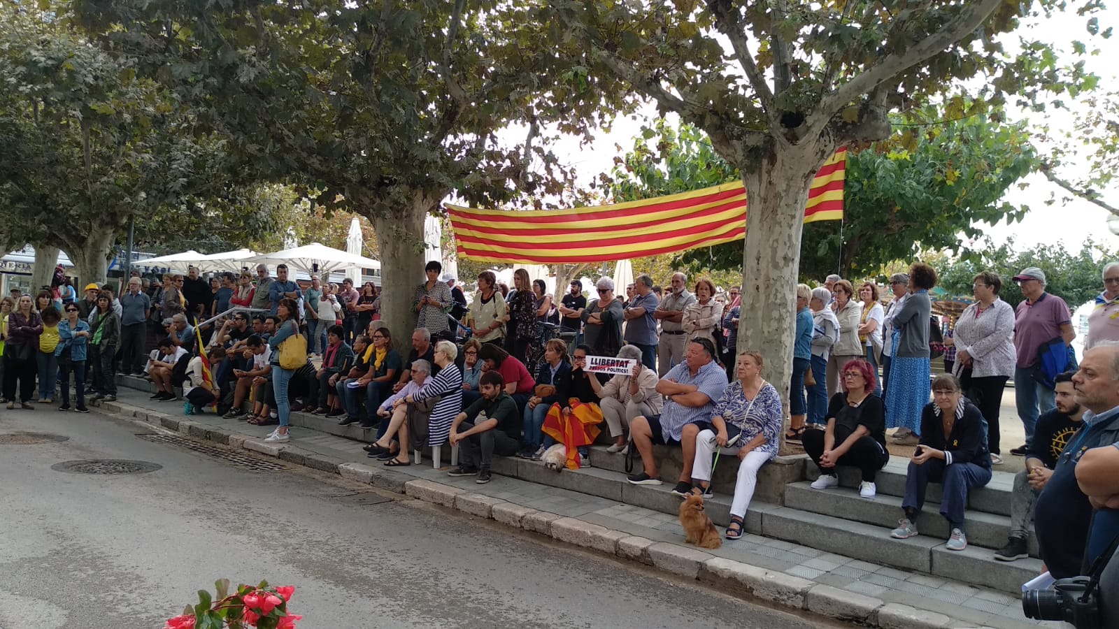 Desenes de persones es concentren davant de l’Ajuntament en repulsa a la sentència dels líders Catalans