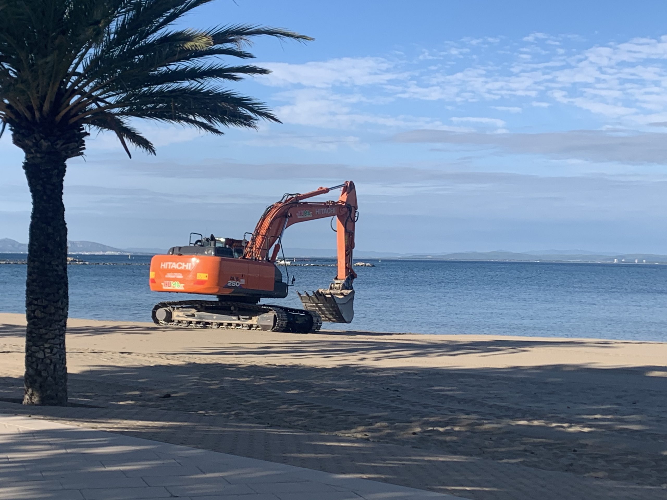 S’inicien els treballs per recuperar l’amplada de sorra a les platges de Roses