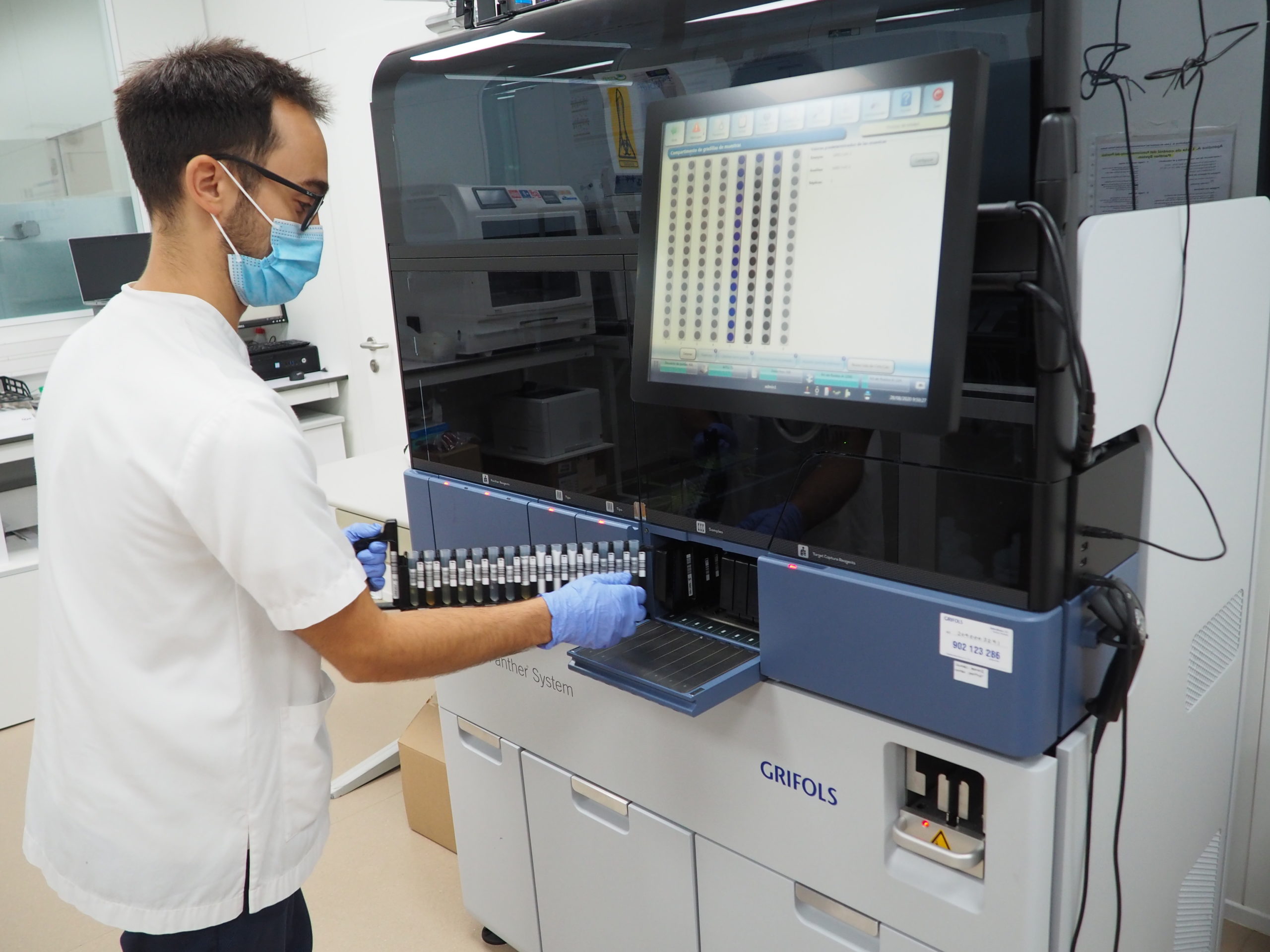 El Laboratori Clínic Territorial de l’ICS Girona incorpora nova maquinària que permet doblar la capacitat d’anàlisis i assumir fins a 2.000 proves PCR diàries