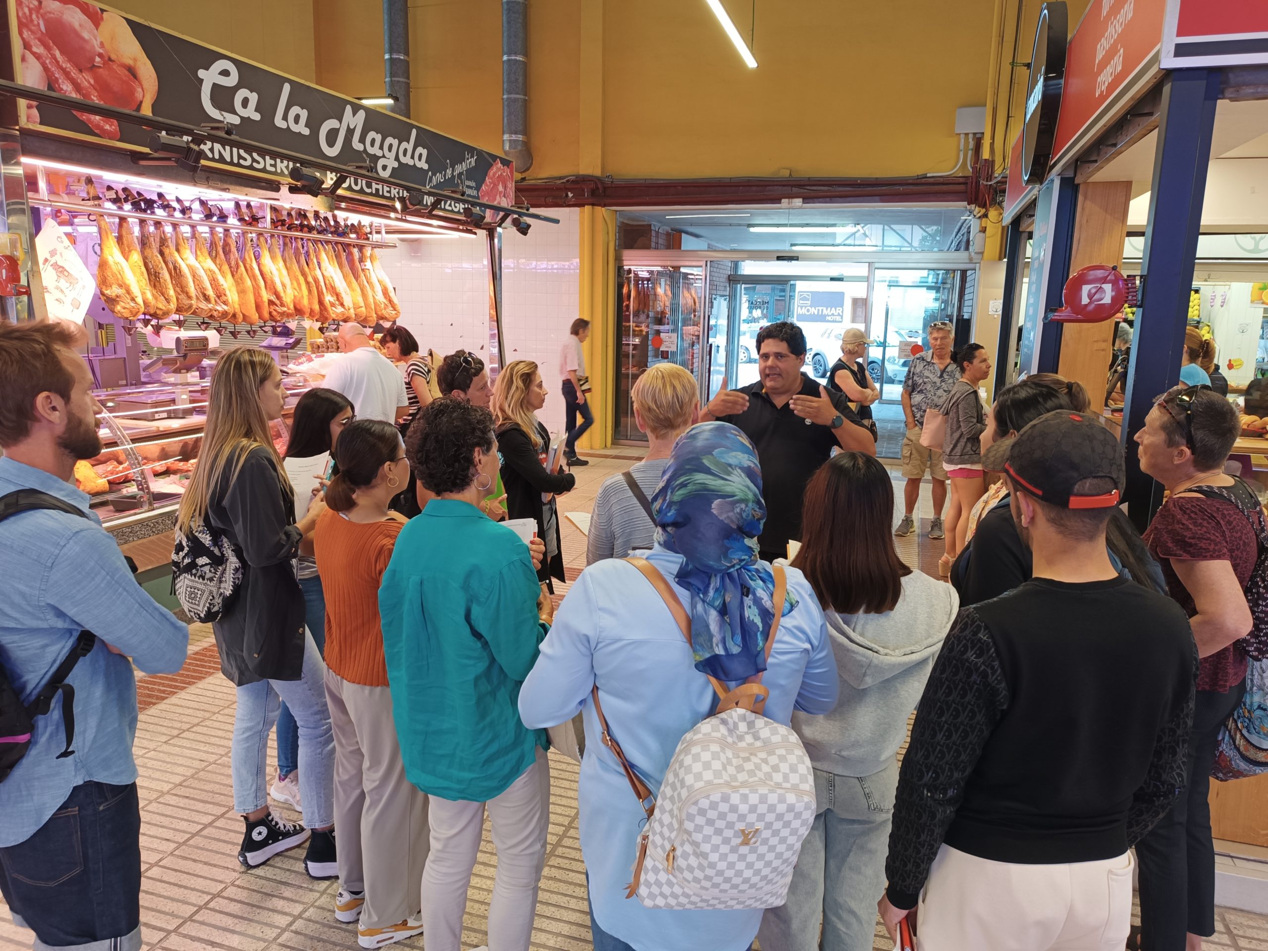 Els alumnes de català del curs Bàsic 1 fan pràctiques lingüístiques al Mercat Cobert de Roses