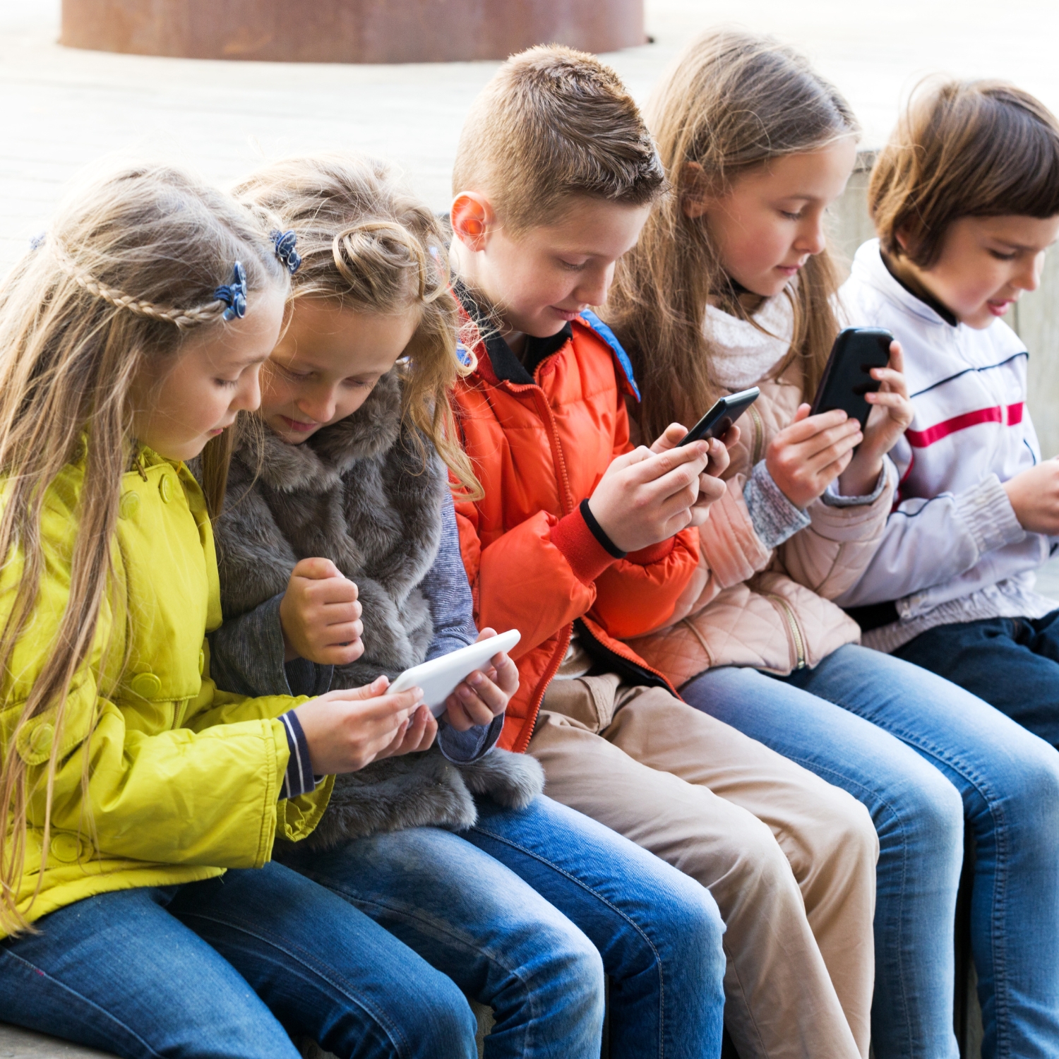 Restriccions per l’ús de telèfons mòbils als centres educatius