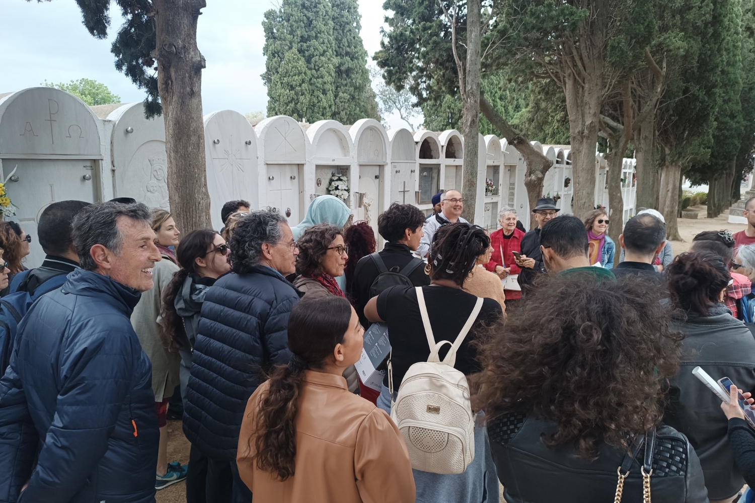 Difusió del patrimoni local amb una visita guiada i comentada al cementiri de Roses