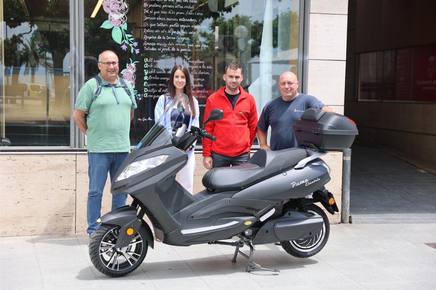 El Servei d’Atenció al Ciutadà incorpora una moto elèctrica per fer més sostenible el servei de notificacions
