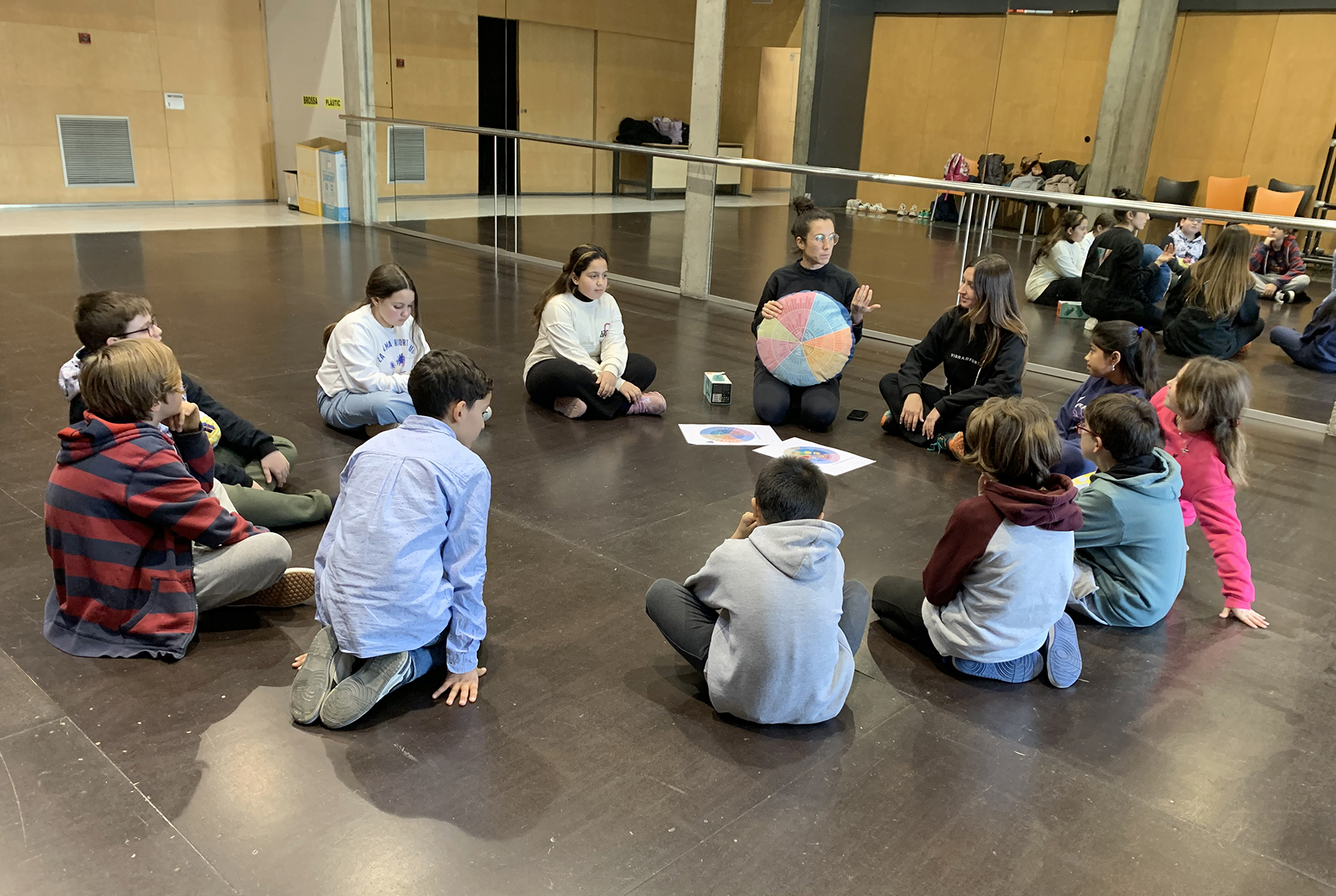 Els alumnes de primària també treballen les emocions a través de la psicodansa