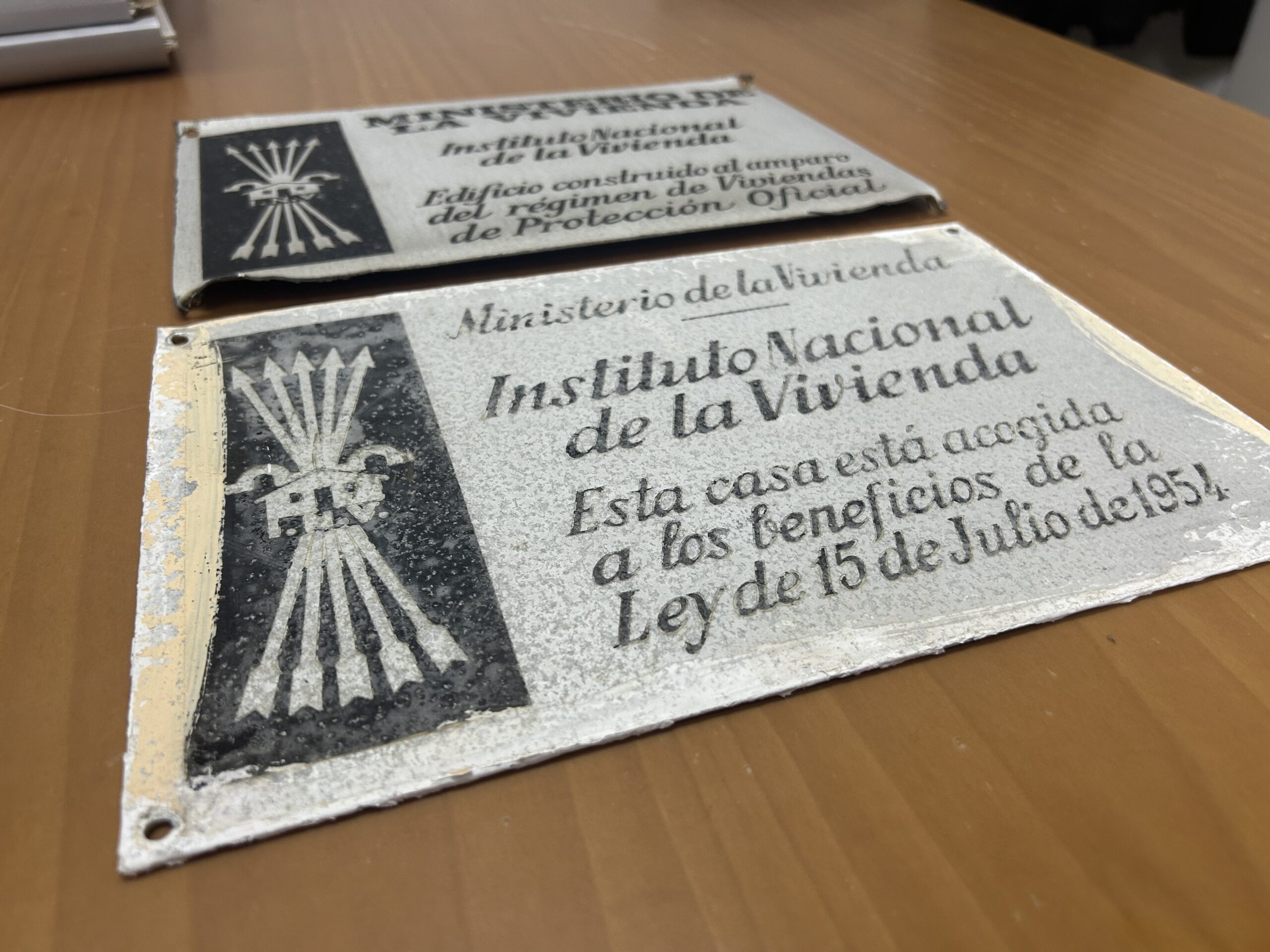 L’Ajuntament retira les darreres plaques amb simbologia franquista existents al municipi