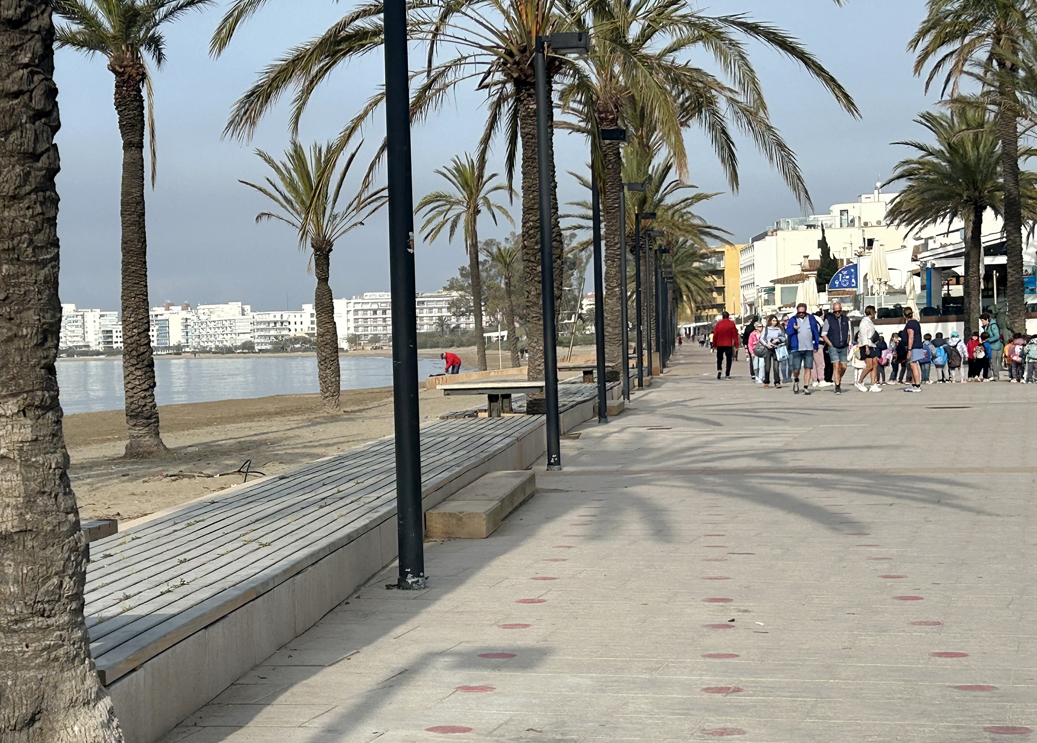 A partir de dilluns, prohibida la circulació de bicicletes, tricicles, patins i patinets pel passeig Marítim de 12 a 24 h