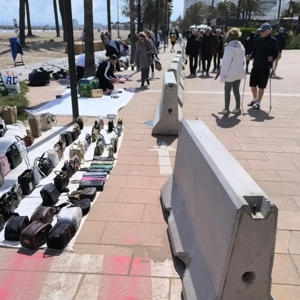 Pilones col·locades irregularment, prohibició de bicis sense base legal i amenaça de multes incobrables
