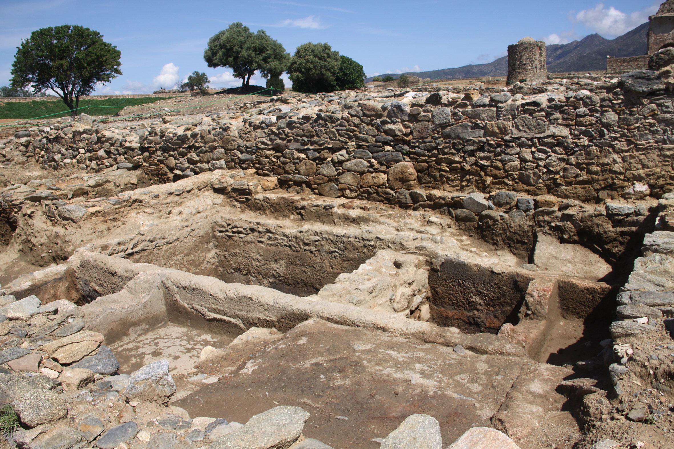 Els treballs arqueològics a la Ciutadella de Roses posen al descobert les restes d’una factoria de salaons d’època romana