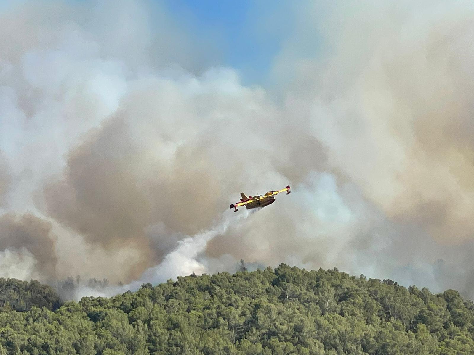L’incendi al sud de França ja ha calcinat més de 13.000 hectàrees i s’ha cobrat la vida d’una senyora de seixanta anys