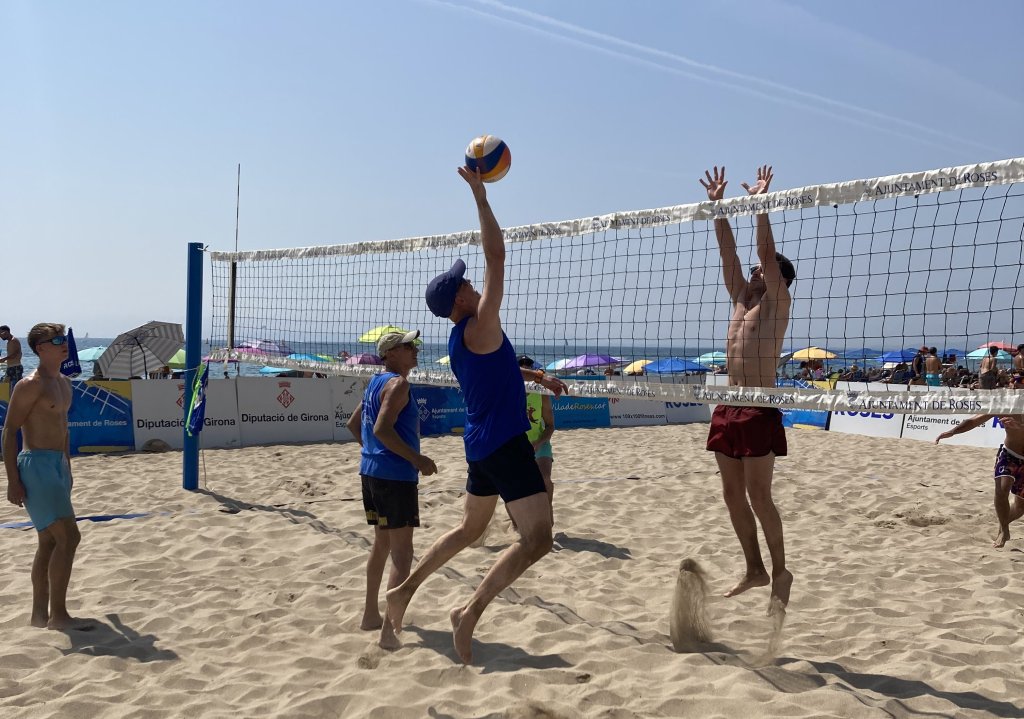35 equips competeixen en el 2n torneig del XXXIIè Campionat Local de Vòlei Platja Vila de Roses