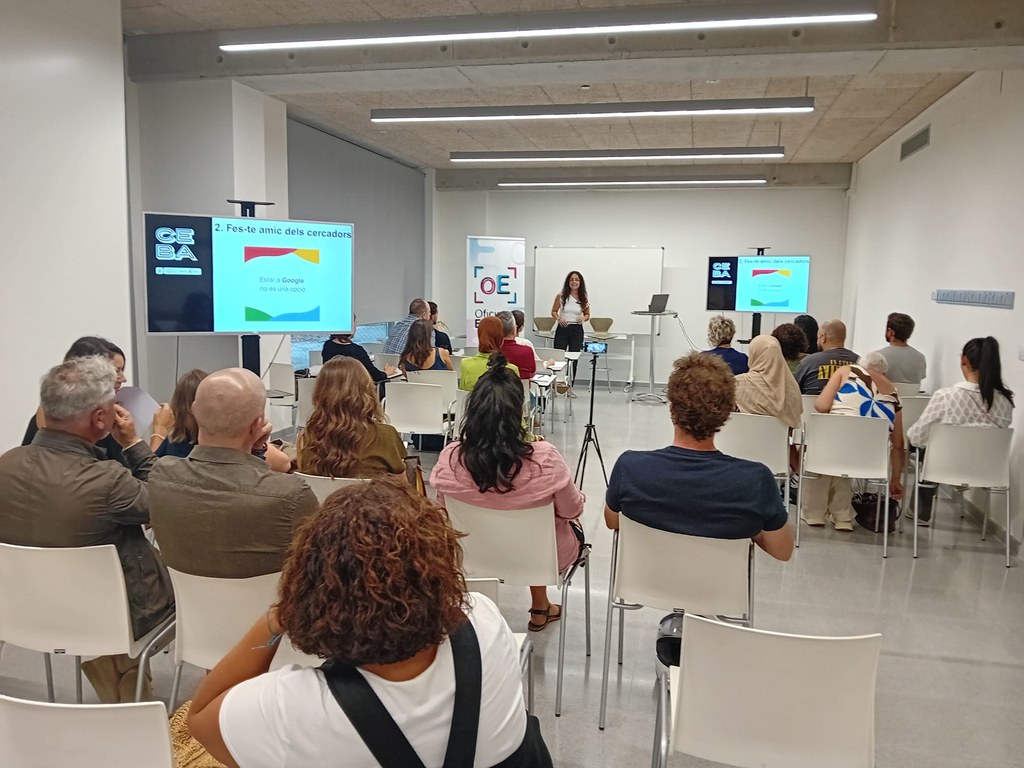 Figueres va organitzar una sessió amb Estefanía Valverde, fundadora d’eDesign, i Isaac Parras, fundador de Uatermelon, per millorar la presència digital de negocis i atraure més clients