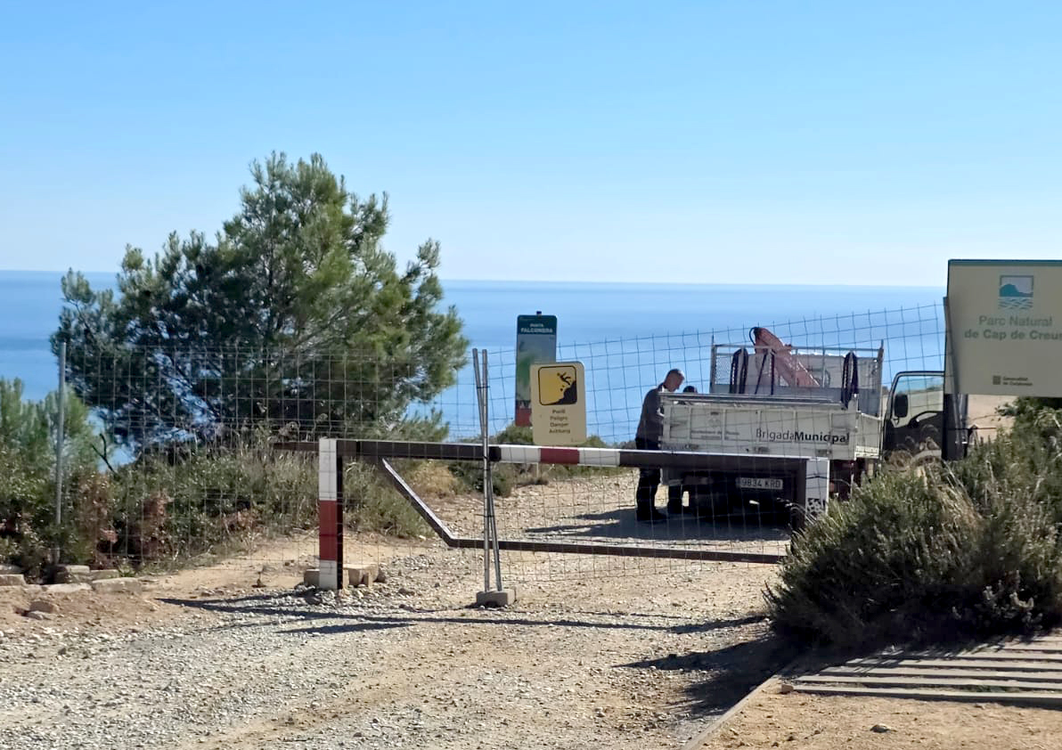 La pista entre Punta Falconera i la carretera Montjoi, tallada a la circulació de persones i vehicles