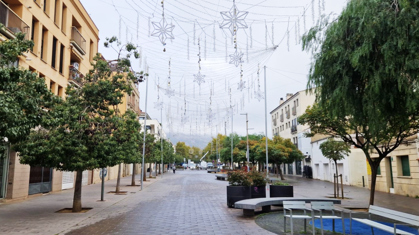 Primera novetat de l’enllumenat nadalenc a Roses: cel estelat a la rambla Ginjolers