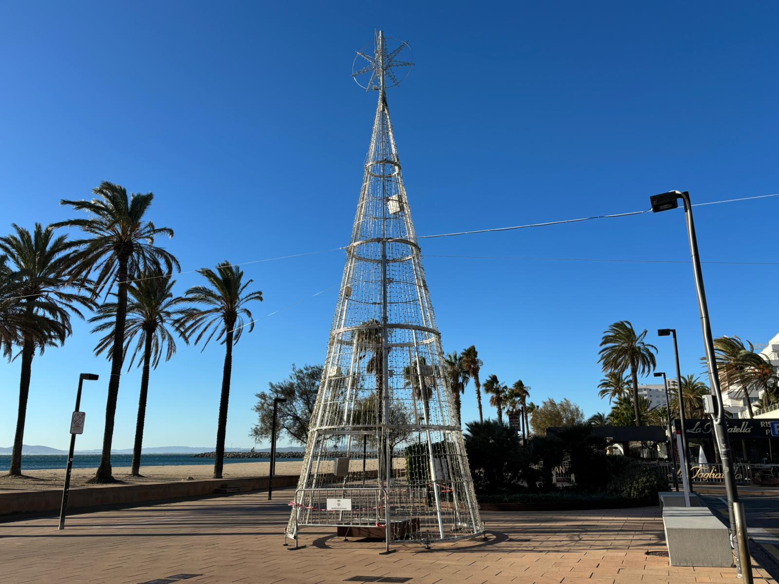 El 28 de novembre Roses posa llum al Nadal amb una decoració plena de sorpreses