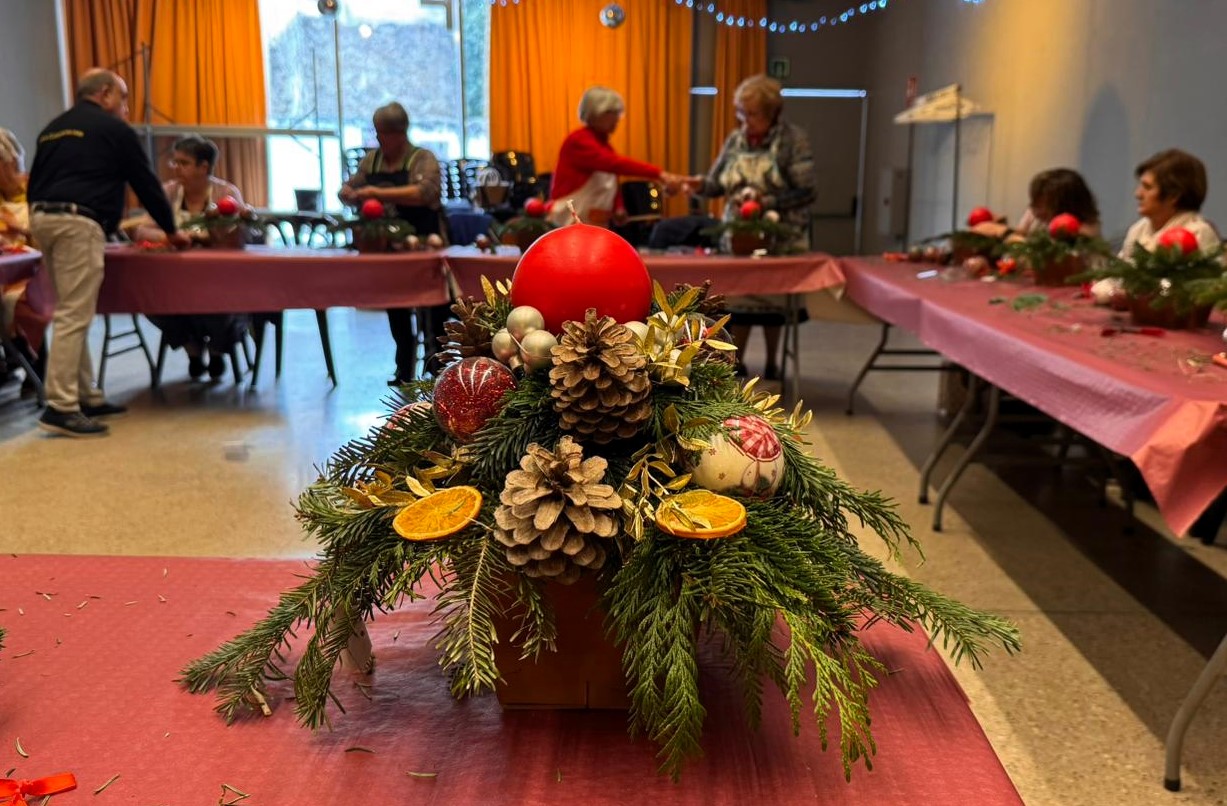 Èxit rotund de participació dels tallers de decoració floral nadalenca per a majors de 60 anys