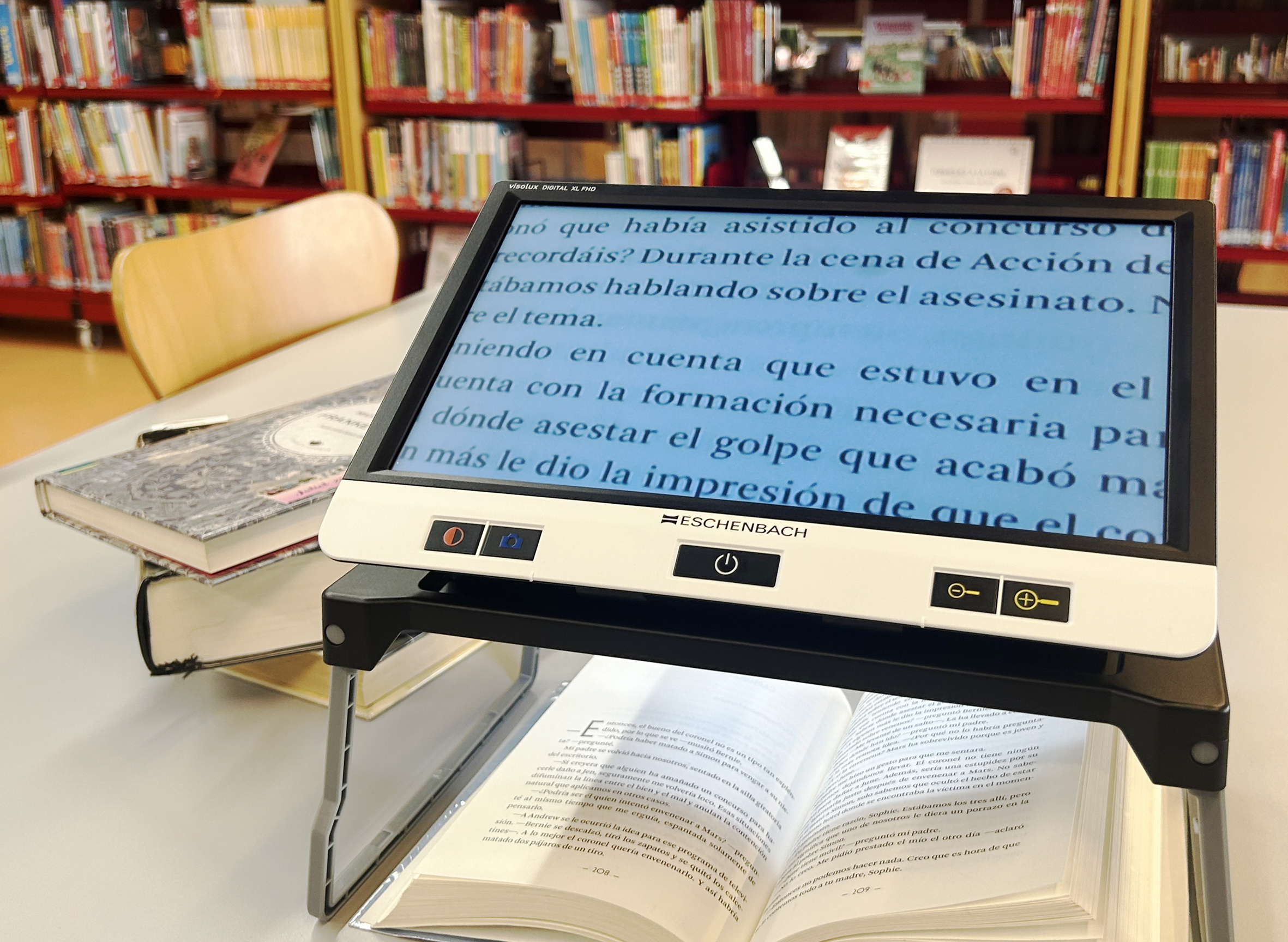 La Biblioteca incorpora una lupa electrònica i un potenciador d’audició per reforçar l’accessibilitat del servei