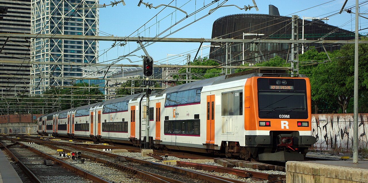 Suspès el servei de trens de Rodalies a tota Catalunya després d’un accident mortal i els efectes del temporal