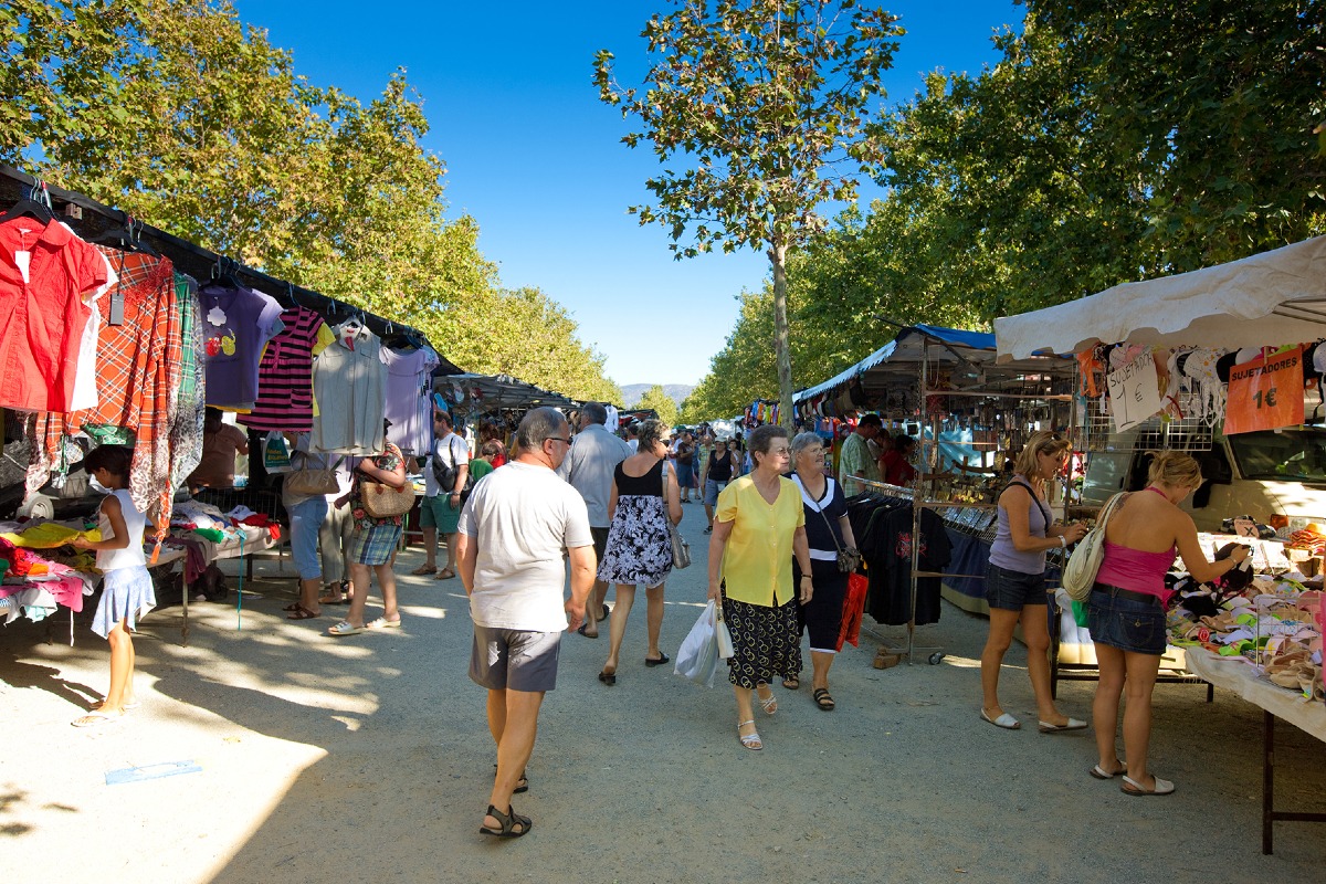 Roses obre un concurs per adjudicar 104 parades del mercat setmanal amb vocació de renovació i diversificació comercial