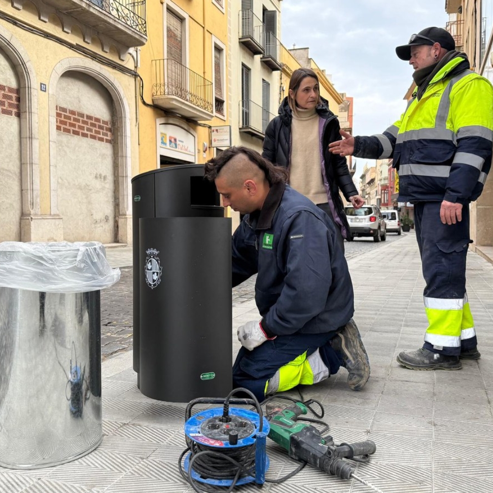 Figueres comença la instal·lació de 500 noves papereres unificades a tota la ciutat per millorar la neteja i la imatge dels carrers