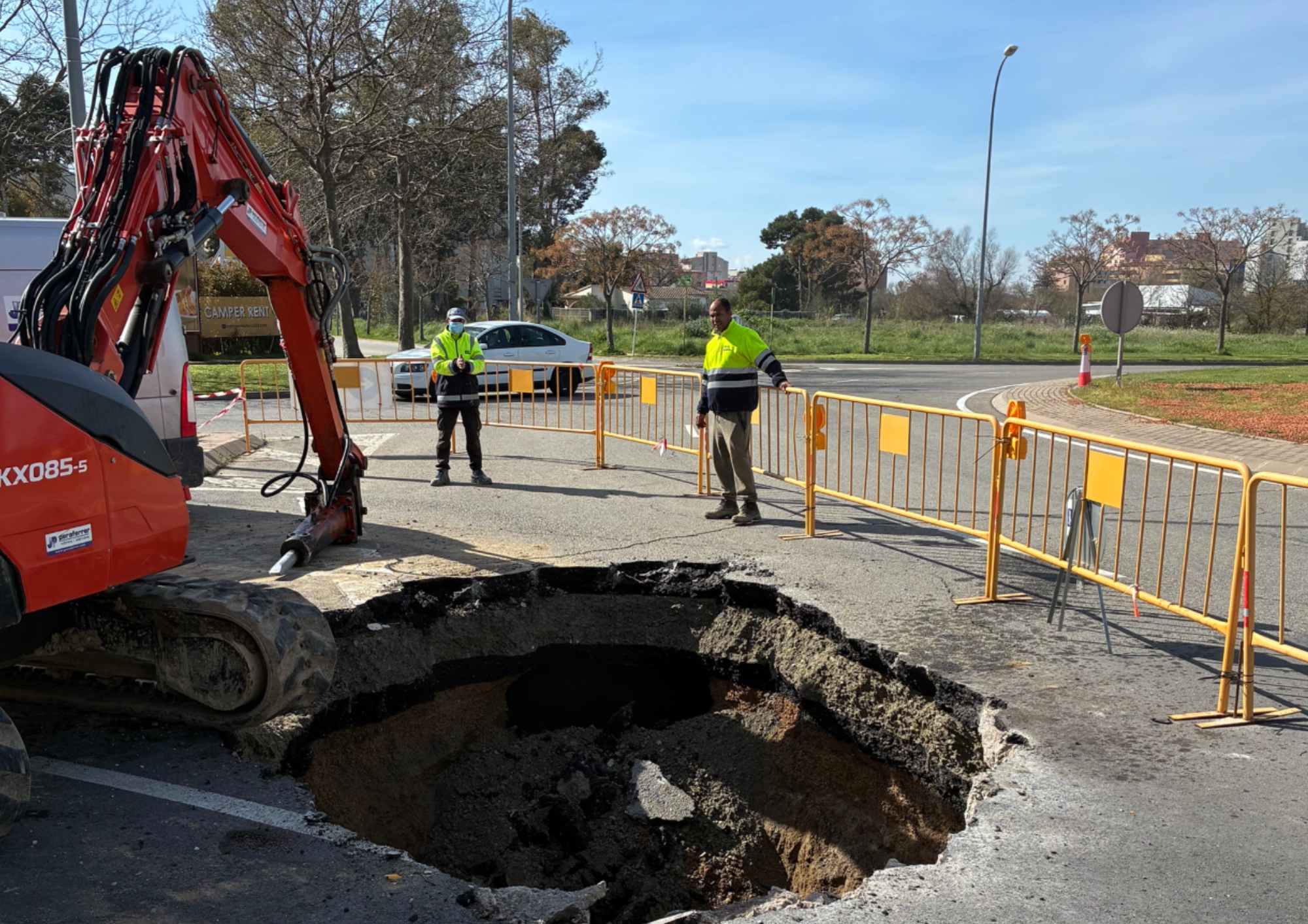 Tall de trànsit de la C-260 en direcció sortida de Roses, a causa d’un esvoranc a la calçada