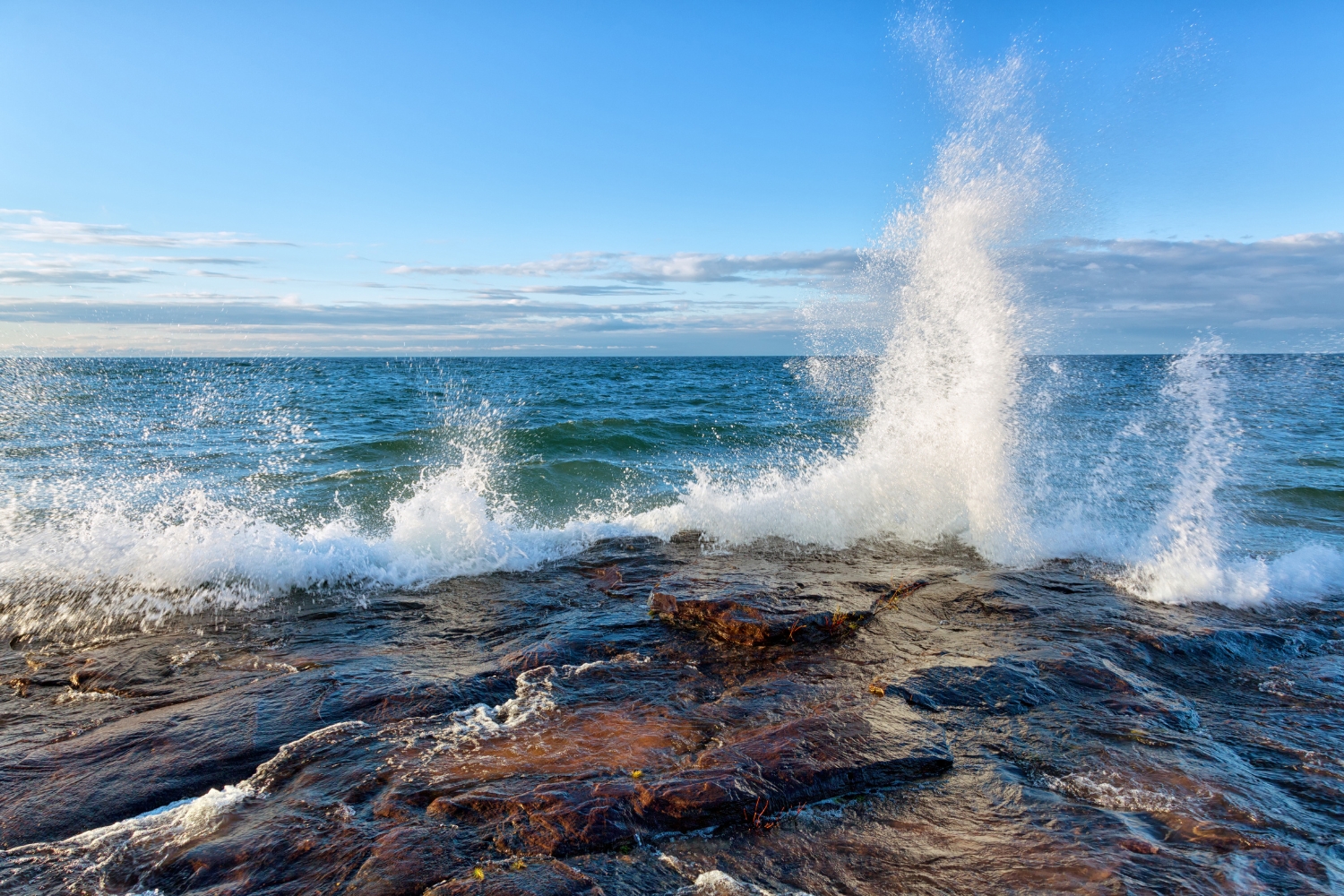 La tramuntana marca el ritme d’un dia variable a Catalunya, amb mar moguda a l’Alt Empordà