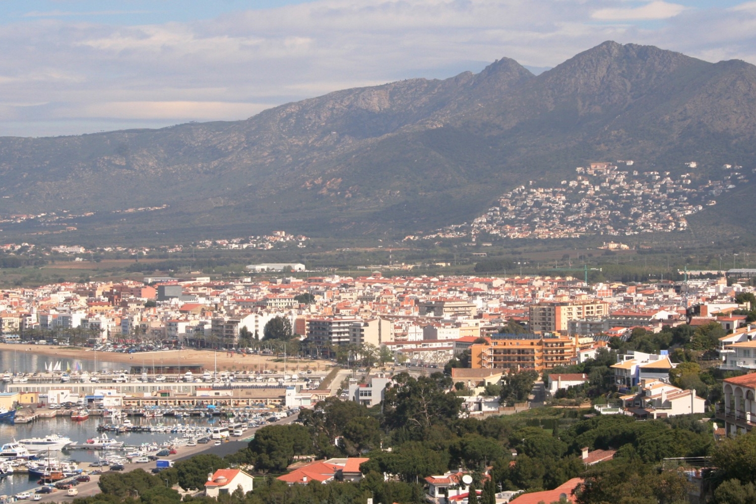 Oberta la convocatòria de subvencions Roses Posa’t Guapa per millorar façanes i l’accessibilitat d’edificis