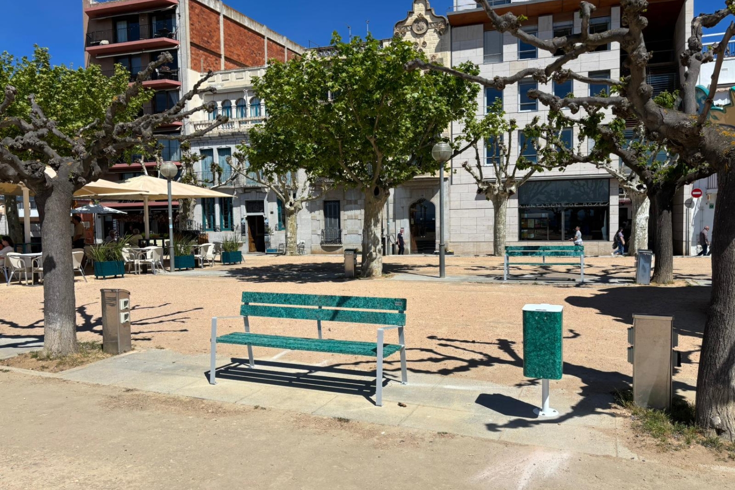 Roses instal·la a la plaça Catalunya bancs i papereres fabricats amb xarxes de pesca recuperades del mar
