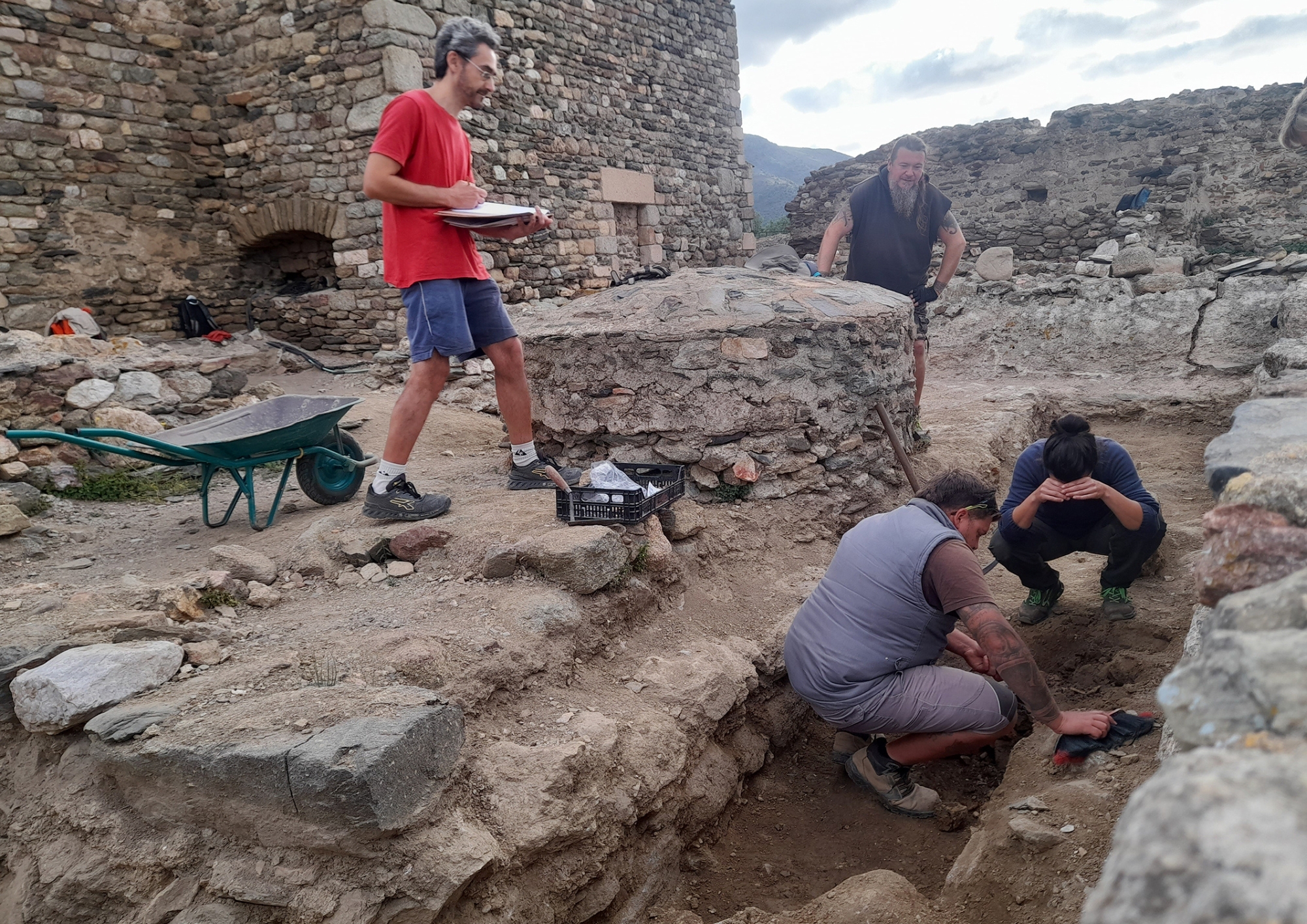 Els treballs al claustre del Monestir de Sant Maria posen al descobert noves estructures anteriors al cenobi
