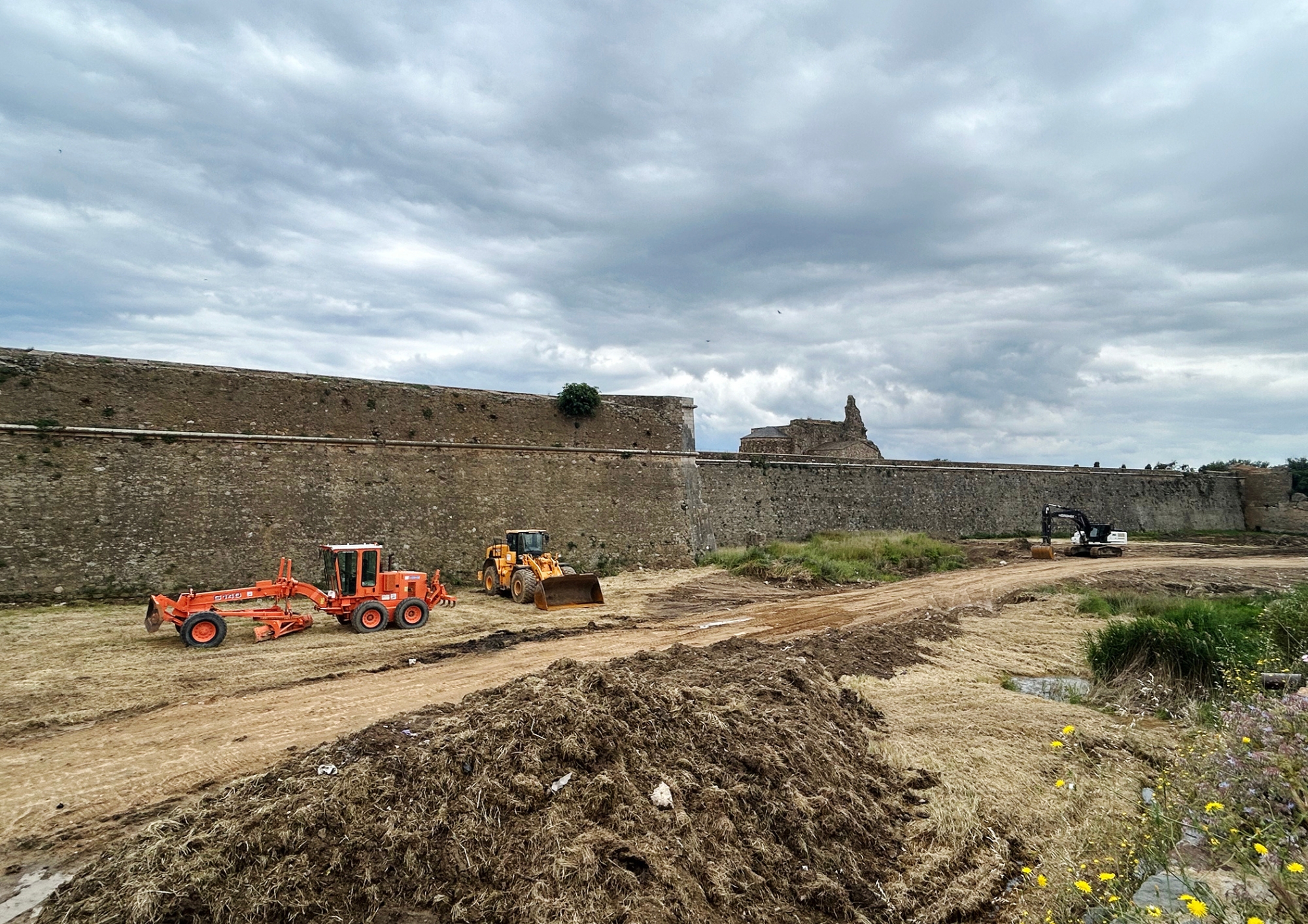 La retirada de terres del fossat oest de la Ciutadella recuperarà la volumetria i visió de les muralles