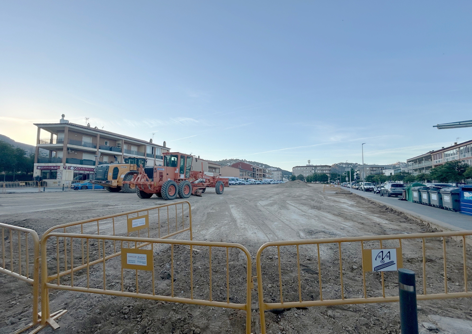 Treballs d’arranjament de la plaça Illa d’Ítaca per evitar la problemàtica de sots i pols