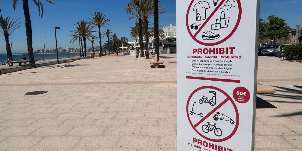 Roses reactiva la campanya 2025/2027 contra el top manta a partir de l’1 de juny, al passeig marítim