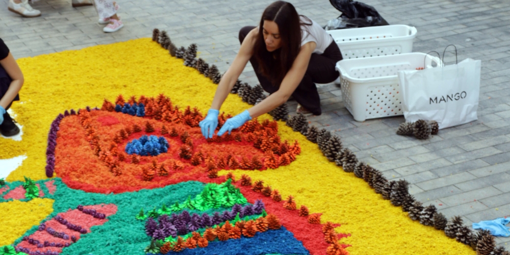 Comerciants, entitats i escoles omplen de flors el centre de Roses amb les tradicionals catifes de Corpus