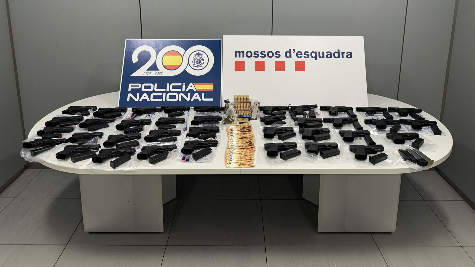 Cop al tràfic d’armes de foc: localitzats dos arsenals amb més de quaranta armes, un llançacoets i abundant munició