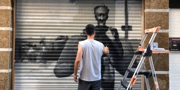 Roses pinta murals a persianes de locals per reivindicar la seva memòria pesquera