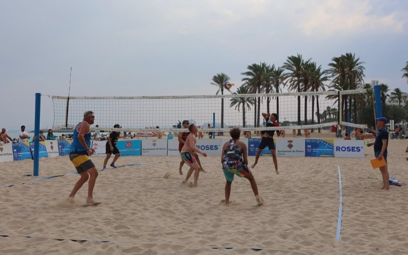 Arrenca una nova edició del Campionat Local “Vila de Roses” de vòlei platja, amb 22 equips participants