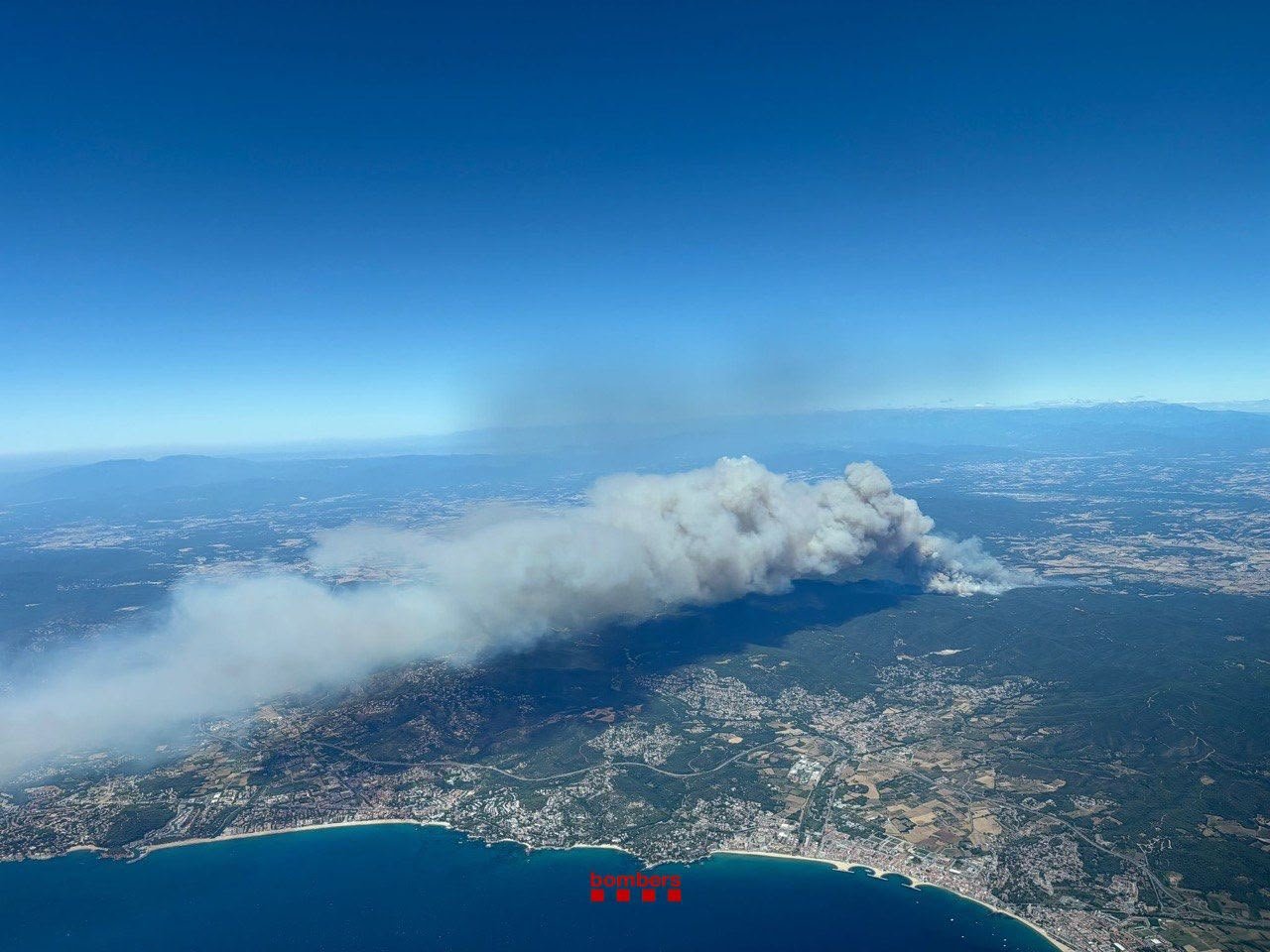 La columna de fum de l’incendi del Baix Empordà és visible des de diversos punts de l’Alt Empordà