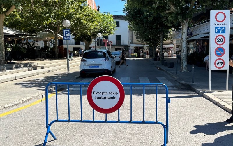 Restricció de circulació de vehicles als carrers interiors de la plaça Catalunya durant el mes d’agost