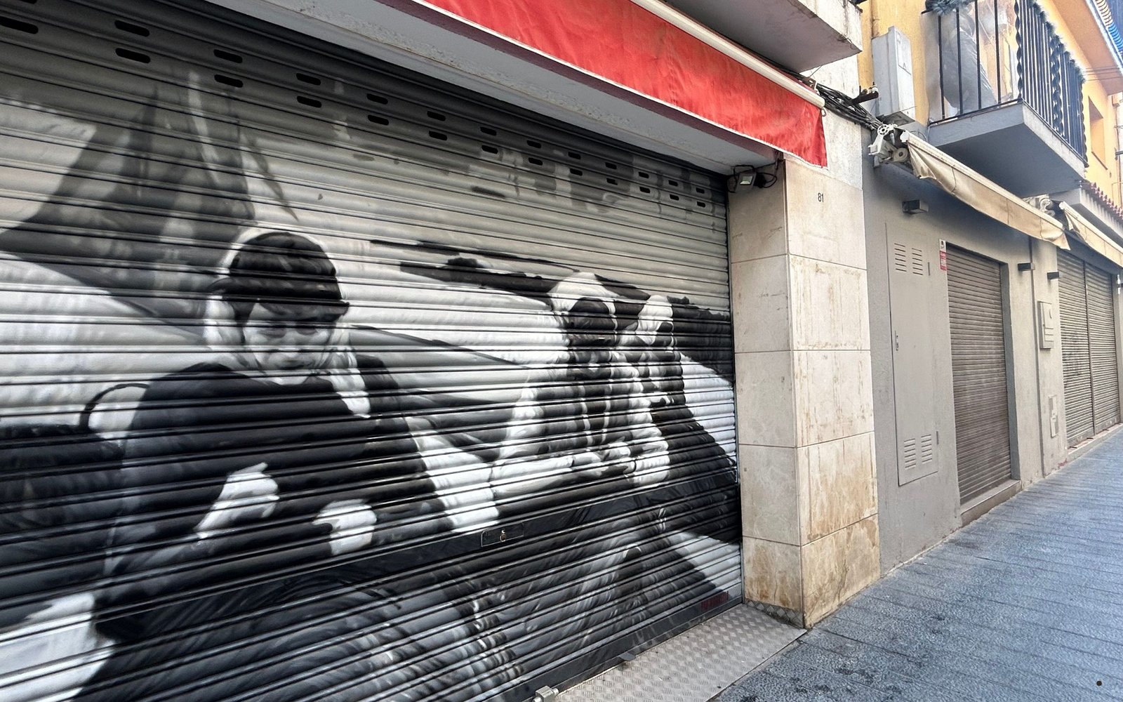 Les persianes del carrer Trinitat ja llueixen els murals dedicats al món pesquer rosinc