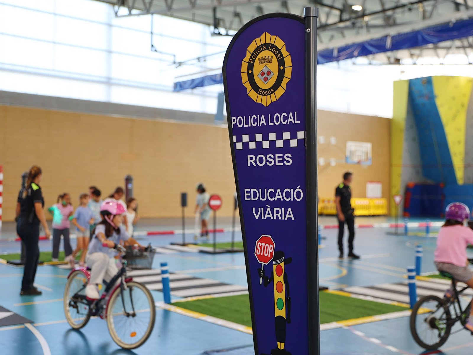 Roses promou una mobilitat més segura i sostenible amb bus urbà gratuït i un circuit vial per als escolars