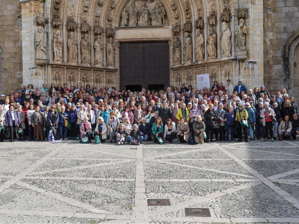 Més de 300 lectors a la basílica de Santa Maria de Castelló d’Empúries durant la trobada «Un llibre, un destí»