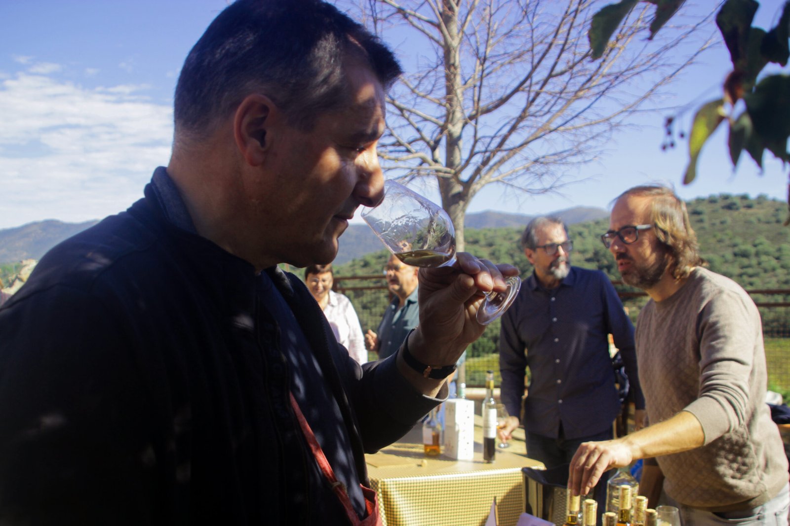 Un assistent olora una copa de vi ranci al Mirador de Rabós d’Empordà durant la fira Contraban
