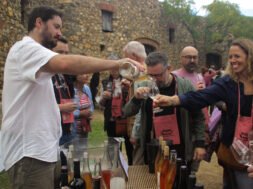 Una elaboradora serveix vi als visitants del celler Castelló-Murphy durant la fira Contraban a Rabós d’Empordà
