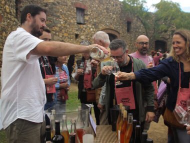 Una elaboradora serveix vi als visitants del celler Castelló-Murphy durant la fira Contraban a Rabós d’Empordà