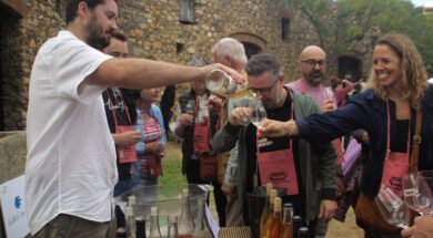 Una elaboradora serveix vi als visitants del celler Castelló-Murphy durant la fira Contraban a Rabós d’Empordà